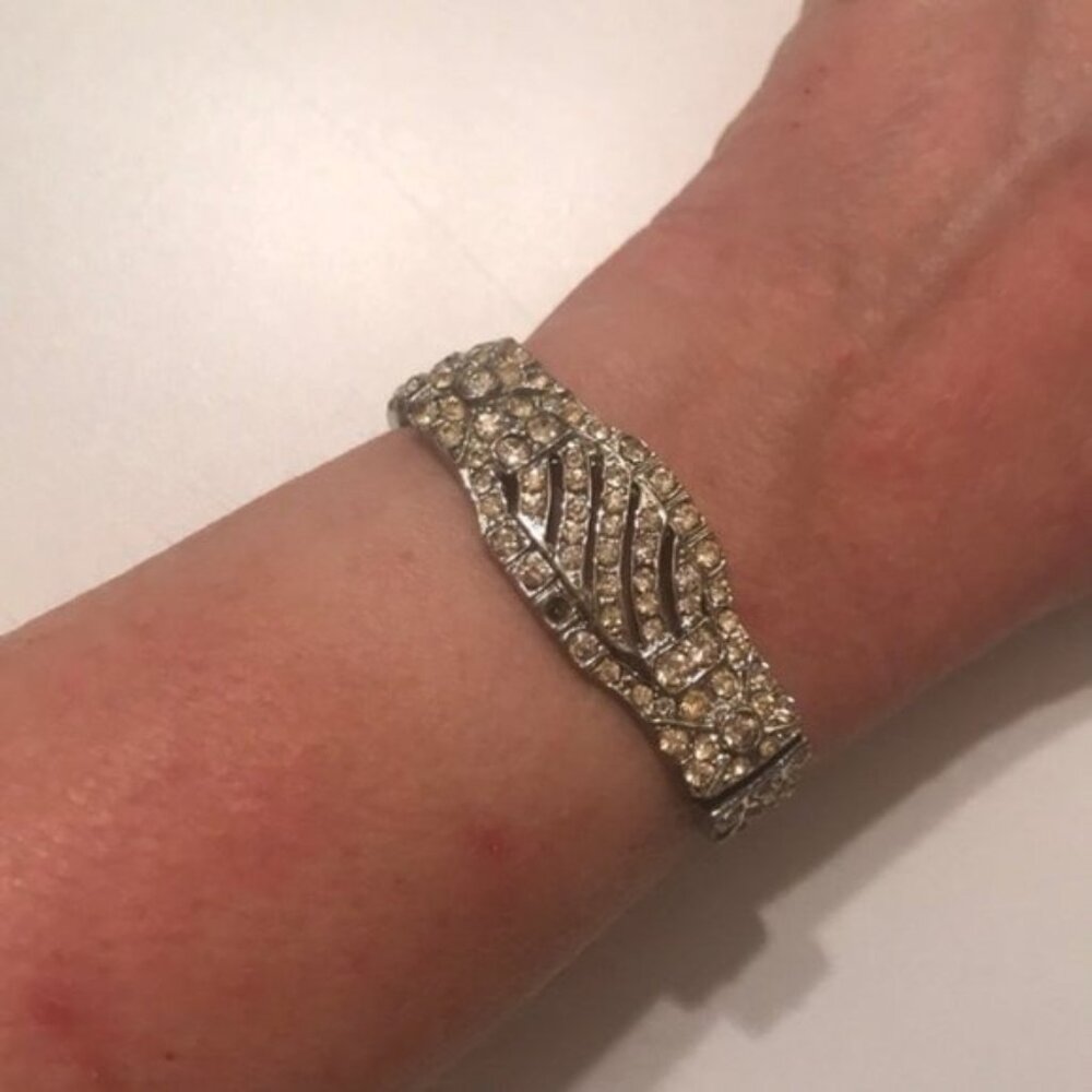 💎✨ Vintage Silver-Tone Rhinestone Hinged Bangle Bracelet w/ Safety Chain